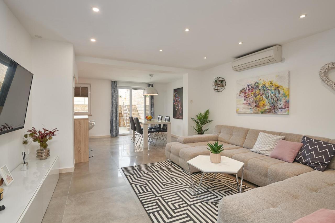Apartments Lucia ซัฟทัท ภายนอก รูปภาพ